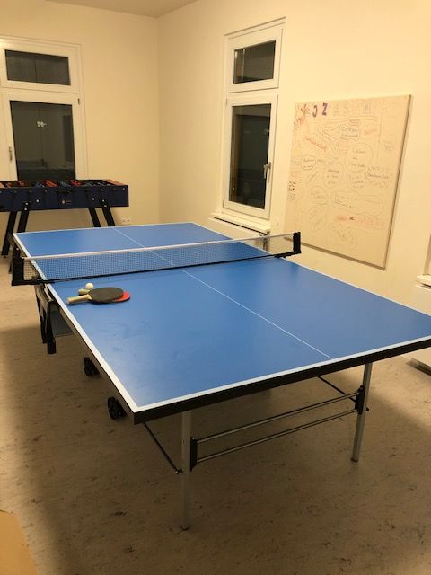 Foto: Tischtennisplatte und Kickertisch drinnen